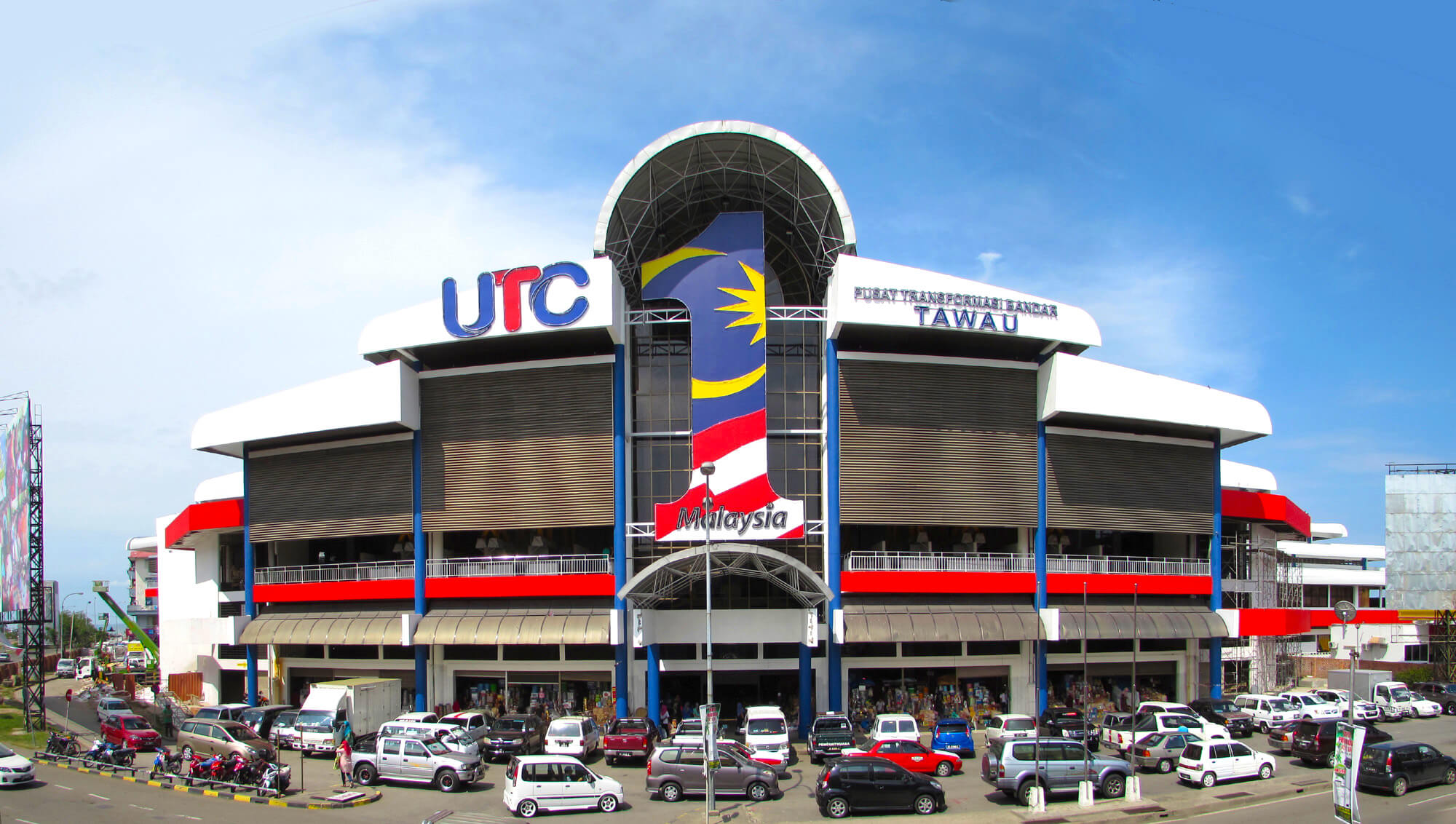Tawau Tanjung Market, also said to be the largest indoor market in Malaysia equipped with 6000 stalls.