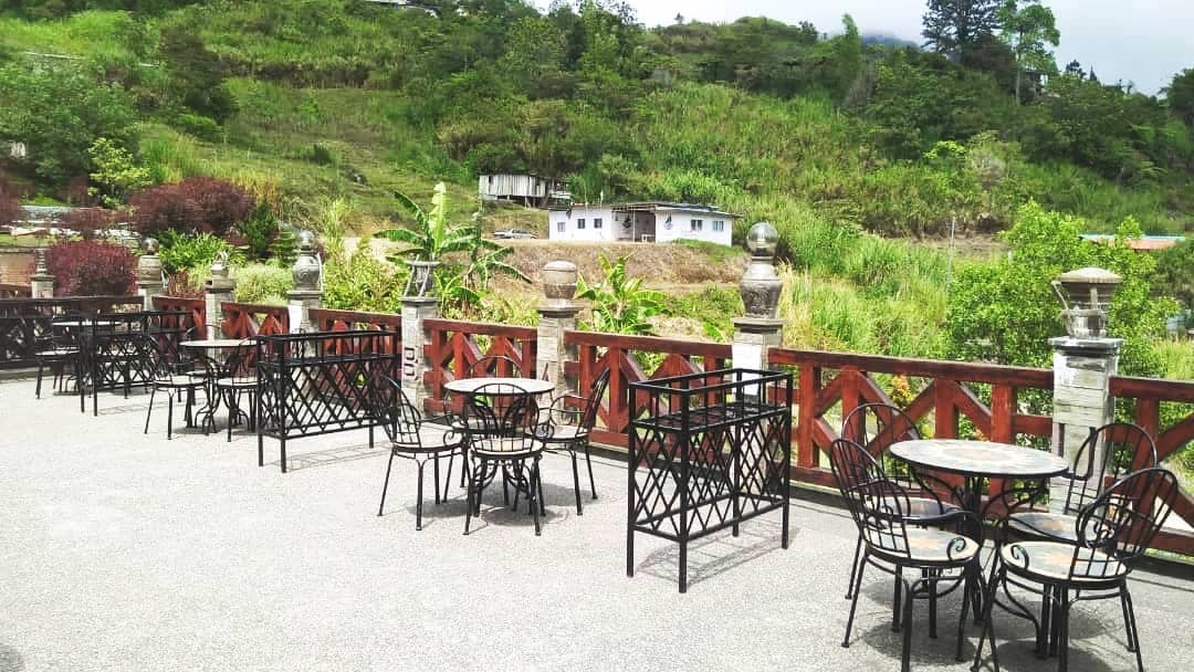 Read books, have a chit-chat or just relax in this sitting area overlooking a beautiful view of the mountains and valleys.