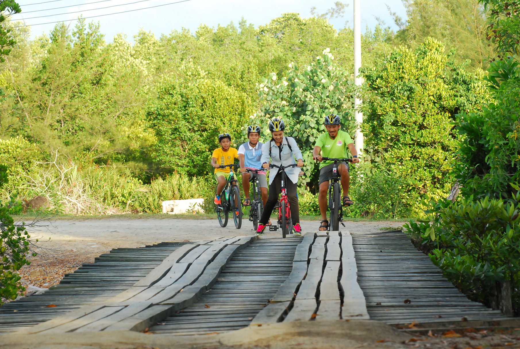 Explore the rustic town of Tuaran and pass through villages, pagoda and traditional house.