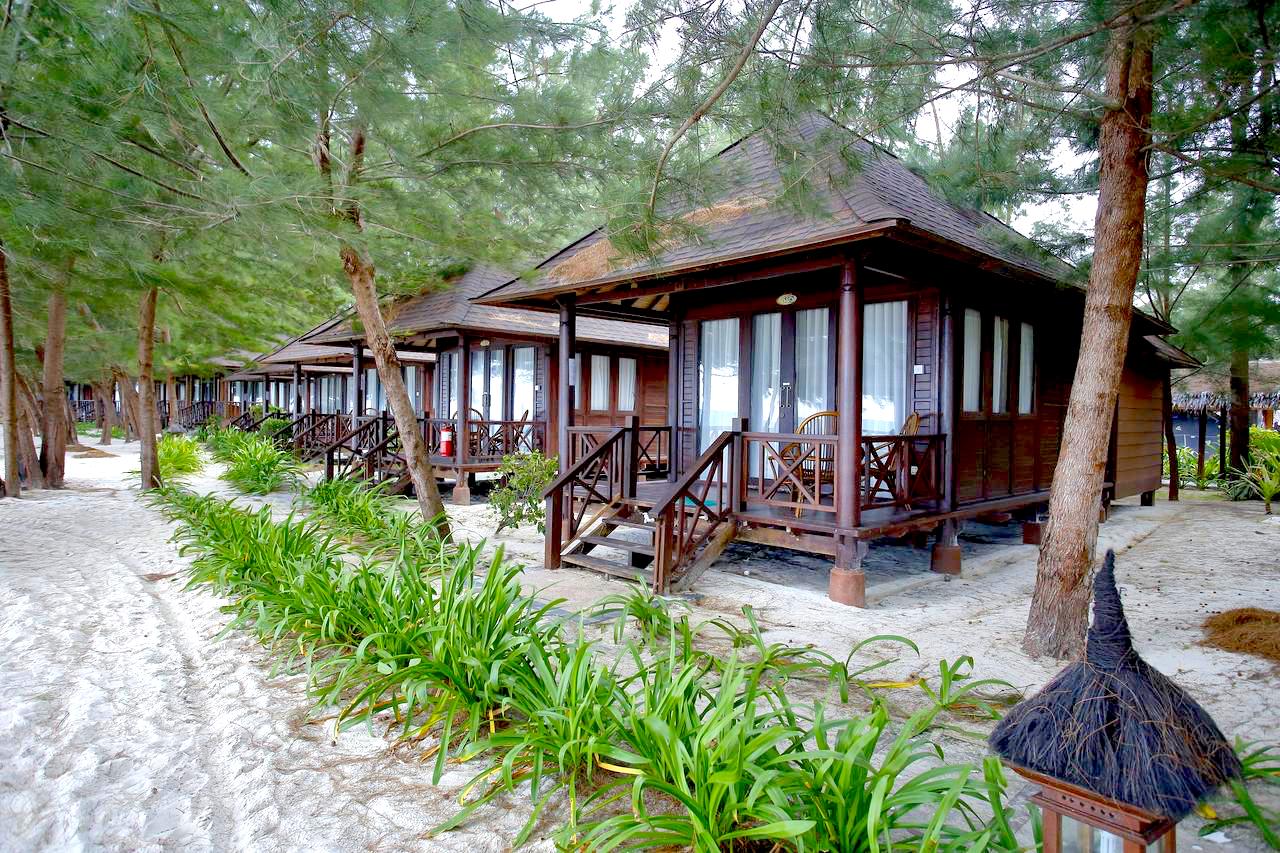 Beach chalets offer you comfortable wooden lodges with a beautiful view of the beach and ocean.