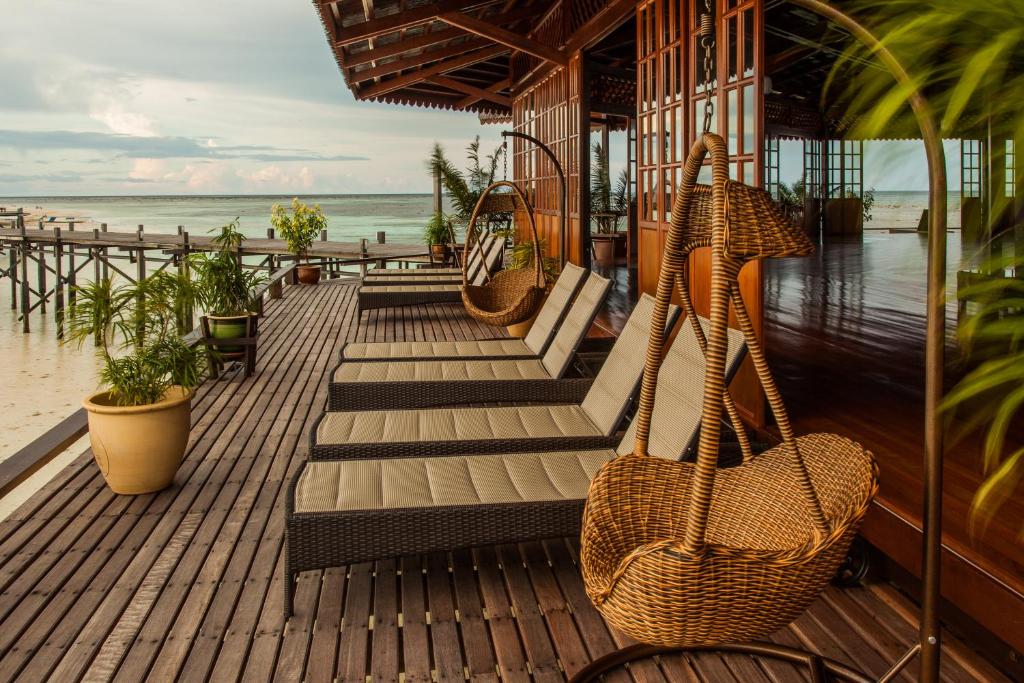 Unwind at these lounge deck before your dive session.