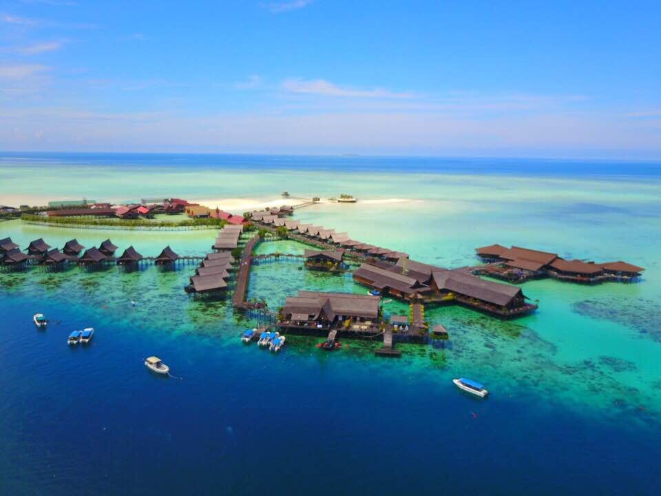 Sipadan Kapalai Dive Resort, a luxurious floating dive resort standing on stilts over a sandbank at Kapalai Island.